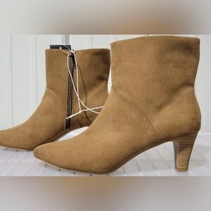 Universal Thread Frances Women Size 11 Brown
Faux Suede 2.25" Heel Ankle Boots